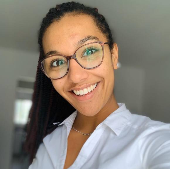 Meet your Posher, Cassandra - Picture 1 of 1